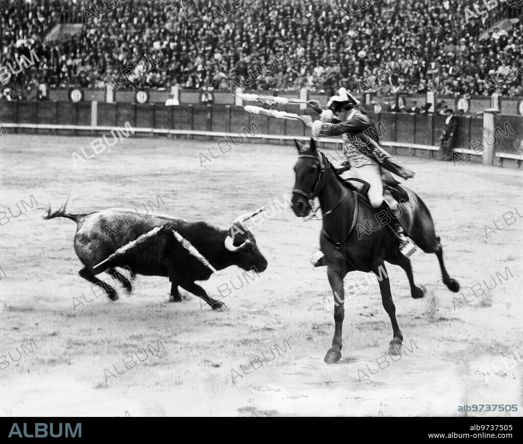 Madrid, 12/09/1926. En la plaza de toros. El rejoneador de Veiga en un par de banderillas a caballo durante la corrida de novillos.