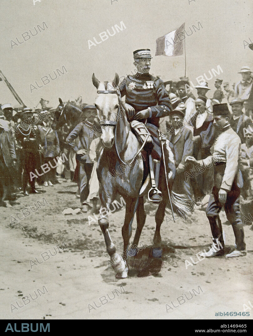 LYAUTEY, Louis Hubert Gonzalve (Nancy,1854-Thorey 1934). Mariscal de Francia. Ocupó el cargo de Residente General de Marruecos entre los años 1912 y 1925. "LYAUTEY EN MARRUECOS (1912) ". Grabado de L'Illustration.