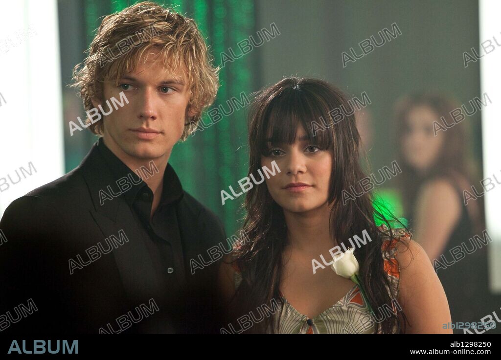 ALEX PETTYFER y VANESSA HUDGENS en BEASTLY, 2010, dirigida por DANIEL BARNZ. Copyright CBS FILMS/LIONSGATE/STOREFRONT FILMS.