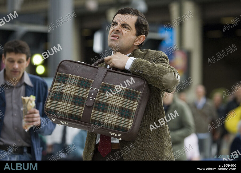 ROWAN ATKINSON en LAS VACACIONES DE MR. BEAN, 2007 (MR. BEAN'S HOLIDAY), dirigida por STEVE BENDELACK. Copyright STUDIO CANAL/UNIVERSAL FOCUS/WORKING TITLE FILMS.