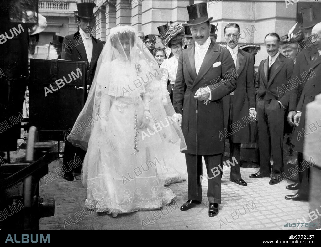 Julio 1906. Madrid. Boda de doña sol Stuart y el duque de Santoña (Juan Manuel Mitjans), Verificada ayer mañana en el palacio de Liria. Los Novios Saliendo de la capilla.