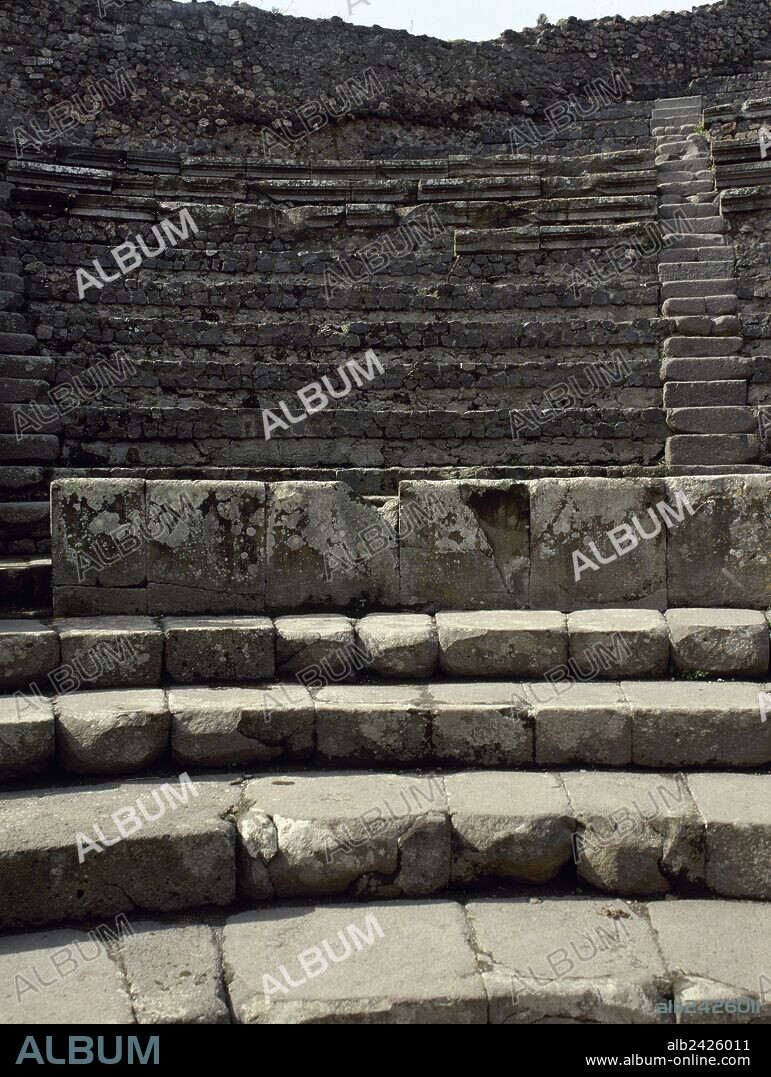 ARTE ROMANO. ITALIA. ODEON o PEQUEÑO TEATRO. Edificio civil (siglo I d. C.) con capacidad para 1000 personas. Vista parcial de las GRADAS donde se pueden distinguir sus divisiones. En primer término las cuatro gradas de la "IMA CAVEA" reservadas a altas personalidades. La "SUMMA CAVEA" (gradas superiores) y la "MEDIA CAVEA" (gradas medias) cuentan con un total de 17 gradas de toba. POMPEYA. La Campania.