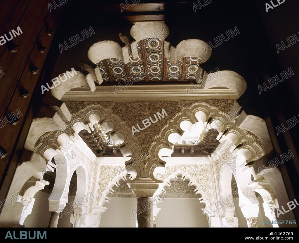 ARTE MUDEJAR. ESPAÑA. REAL MONASTERIO DE SANTA CLARA. Vista parcial del PATIO INTERIOR (s. XIV) del que fue palacio de Alfonso XI. Construído en el 1340, fue también lugar de residencia de Pedro I el Cruel y, más tarde, monasterio de la orden de las Clarisas. TORDESILLAS. Provincia de Valladolid. Castilla León. PATRIMONIO NACIONAL.