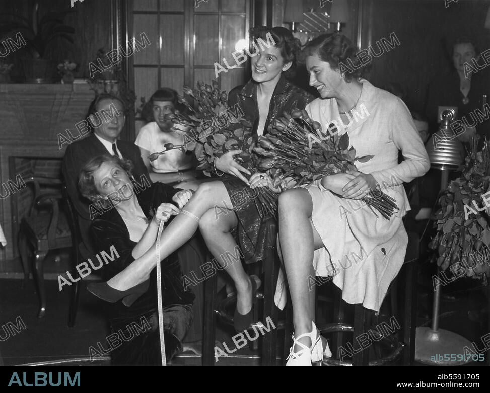 Schönheitswettbewerb. Berlin, 6. Oktober 1950: Wahl der "Beinkönigin": Die Gewinnerinnen Anneliese Kraenke und Ursula Schultze-Burkhard. Foto.
