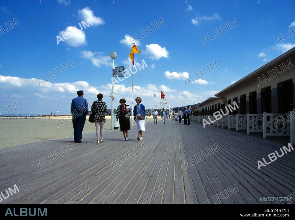 Deauville, Strandpromenade / Feriengäste beim promenieren Filmsize: Kleinbild/24 × 36 mm.