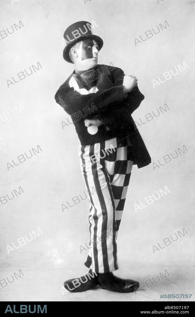 FRANKRIKE 1920-tal.. Utan bildtext. Not. Costume cubiste posé par Jean Börlin. Skating rink Anm. Svenska baletten, svenskt teaterföretag i Paris 1920-1925, lett av Rolf de Maré med Jean Börlin som balettmästare och koreograf. Ränder Rutor Mönster Ansiktsmålning persons: Jean Börlin sites: SVERIGE* ;FRANKRIKE.