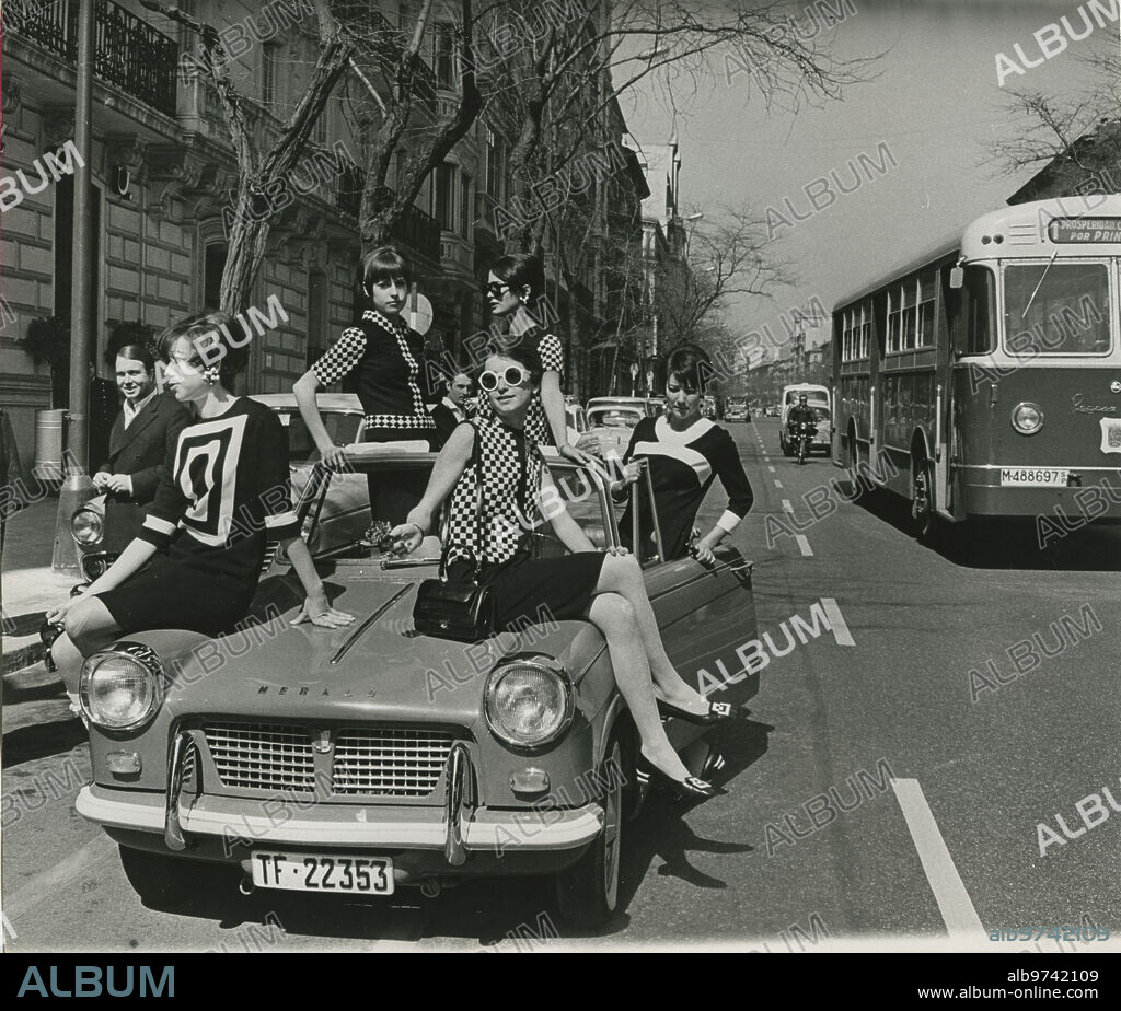 Madrid, 1963. Modelos por la calle Serrano luciendo la moda de primavera.