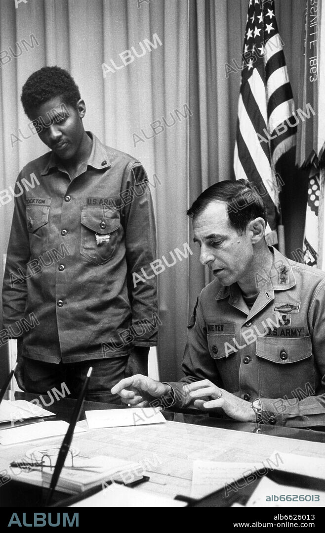 US General Edward C. Meyer (r), Commander of the 3rd American infantry division in Würzburg, lets a soldier of his division watch him across his shoulder three times a week. To be seen on this picture from 10th March 1975 is the US soldier Demont STockton (l) who is getting an insight into his supervisor's work. 10/03/1975