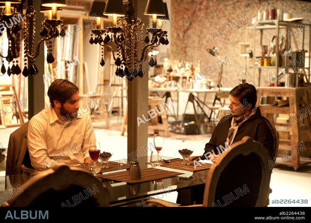 ISABELLA ROSSELLINI y JAKE GYLLENHAAL en ENEMY, 2013, dirigida por DENIS VILLENEUVE. Copyright RHOMBUS MEDIA.