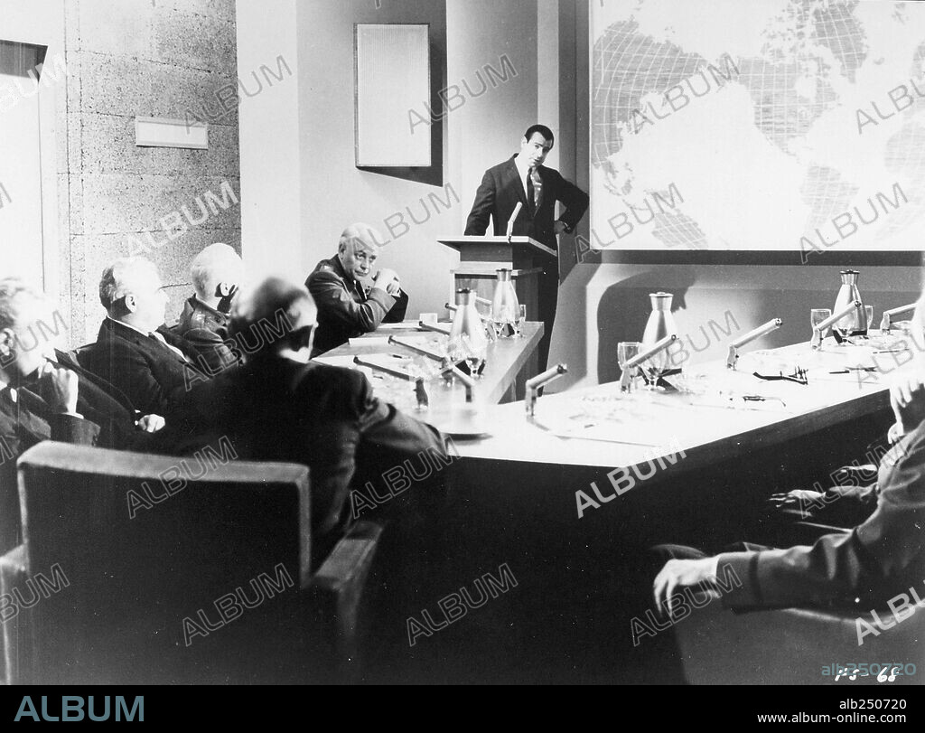 WALTER MATTHAU en PUNTO LÍMITE, 1964 (FAIL SAFE), dirigida por SIDNEY LUMET. Copyright COLUMBIA PICTURES.