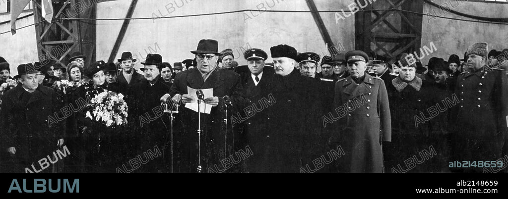 Zoltan tildy, president of the hungarian republic, and the hungarian delegation arriving in moscow, february 1948, left to right: matias rakosi, vice-president of the council of ministers; erik molnar, ministers of foreign affairs; erny kihalyfy, director of the president's cabinet; zoltan tildy, president of the hungarian republic; lajos dinnyes, president of the council of ministers; v, a, zorin, v, m, molotov, a, f, gorkin, k, e, voroshilov, i, a, vlasov, a, m, vassilevsky, and others at the railway station.