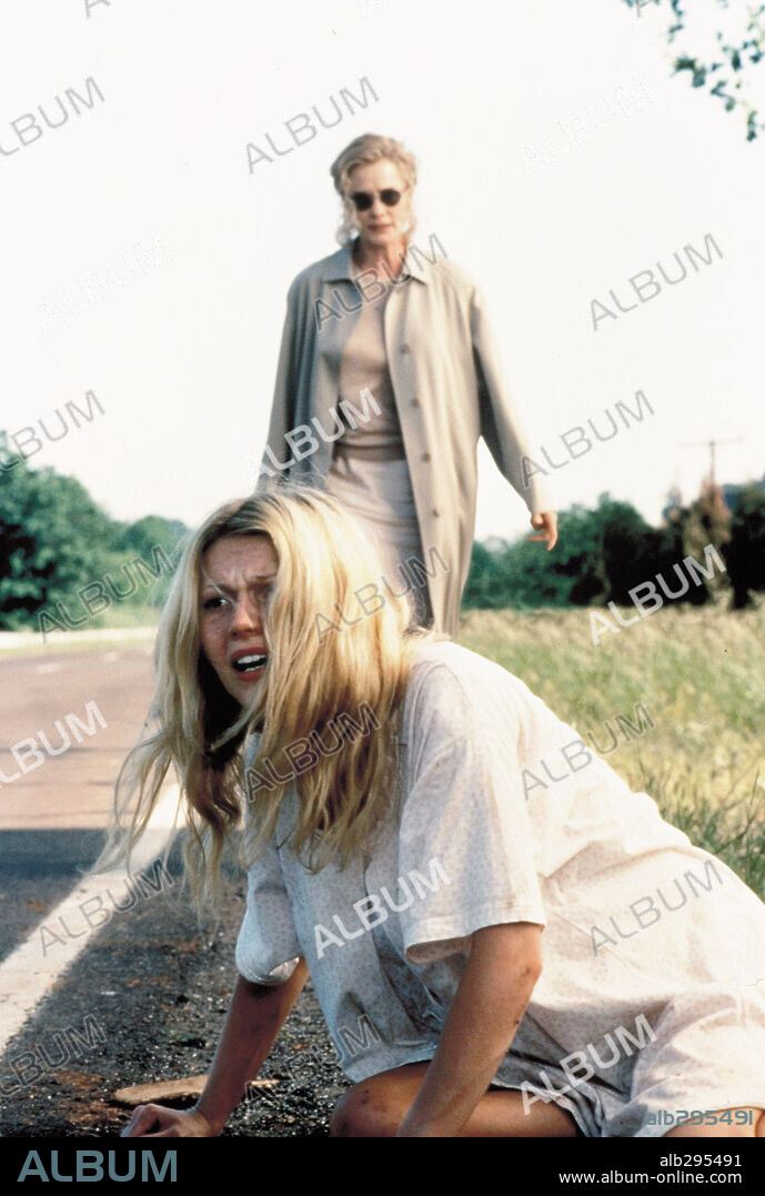 GWYNETH PALTROW and JESSICA LANGE in HUSH, 1998, directed by JOHNATHAN DARBY. Copyright TRI STAR PICTURES / IOVINO, PETER.