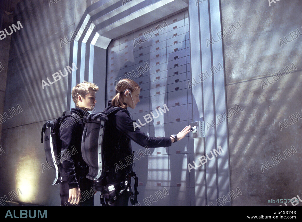 KRISTEN STEWART and MAX THIERIOT in CATCH THAT KID, 2004, directed by BART FREUNDLICH. Copyright 20TH CENTURY FOX / FOREMAN, RICHARD.