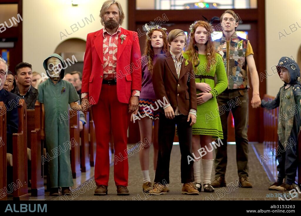ANNALISE BASSO, GEORGE MACKAY, NICHOLAS HAMILTON, SAMANTHA ISLER and VIGGO MORTENSEN in CAPTAIN FANTASTIC, 2016, directed by MATT ROSS. Copyright ELECTRIC CITY ENTERTAINMENT / KANAVY, CATHY.