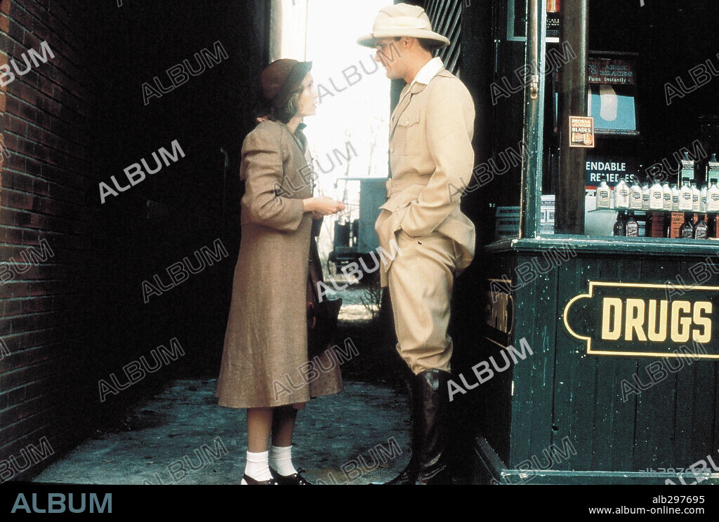 JEFF BRIDGES and MIA FARROW in THE PURPLE ROSE OF CAIRO, 1985, directed by WOODY ALLEN. Copyright ORION PICTURES.