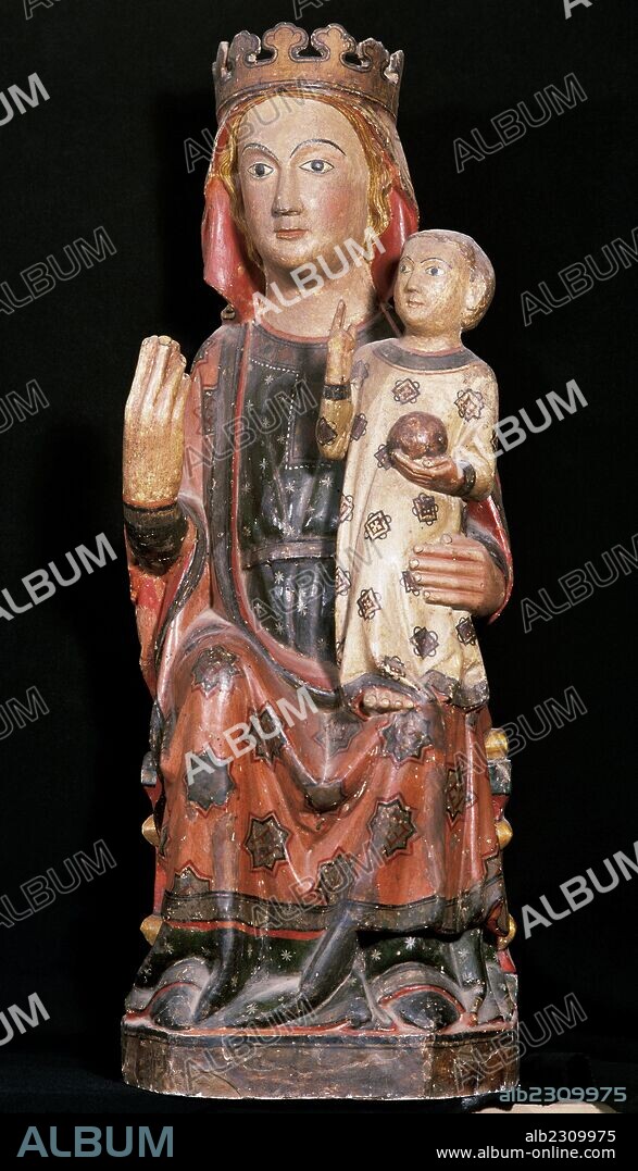 ARTE GOTICO. ESPAÑA. VIRGEN. Escultura exenta policromada sentada en un taburete, con corona y velo blanco. Su mano derecha está alzada para aguantar un atributo roto, probablemente un ramo de flores. Su mano izquierda sujeta al NIÑO JESUS quien, con su mano derecha, bendice y con la otra sostiene la bola del mundo (74 cm). Cataluña. Segundo tercio del siglo XIV. Museu Episcopal de Vic. Provincia de Barcelona. Comarca de Osona. Cataluña.