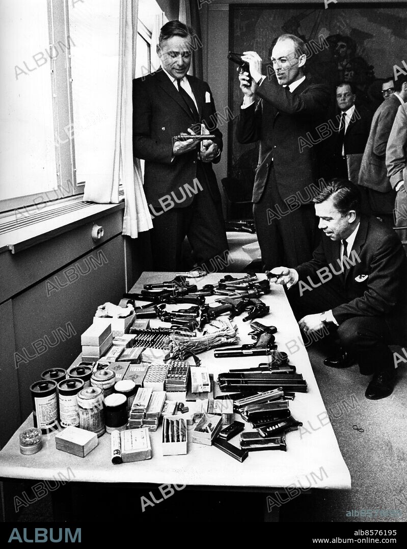 ARKIV 1965-05-11. Fr. v. Rikspolischefen carl Persson, säkerhetspolisens chef Per Gunnar Vinge och tf spionåklagern lars-Erik Ringborg undersöker en del av nazistligans vapenarsenal 11:e maj 1965.. Foto: DN / SCANPIX / Kod: 192. **SvD OUT**.
