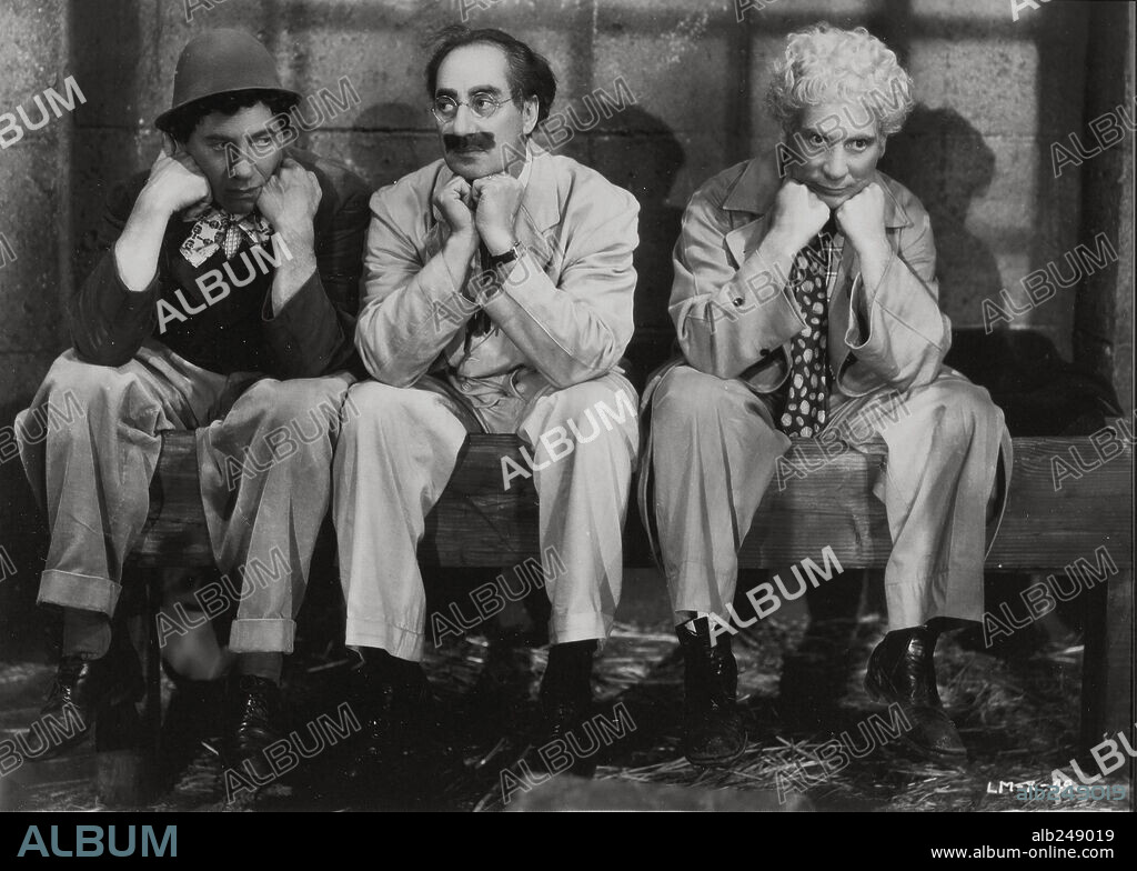 LOS HERMANOS MARX, CHICO MARX, GROUCHO MARX y HARPO MARX. CHICO MARX, GROUCHO MARX, HARPO MARX y THE MARX BROTHERS en UNA NOCHE EN CASABLANCA, 1946 (A NIGHT IN CASABLANCA), dirigida por ARCHIE MAYO. Copyright UNITED ARTISTS.