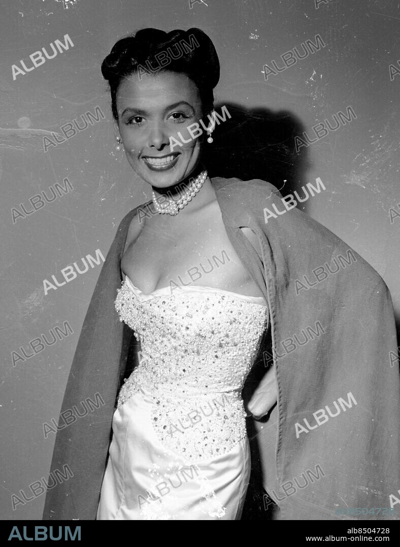 Göteborg 1952 troligen i augusti.. Amerikanska sångerskan Lena Horne besöker Göteborg. *** Local Caption *** GT Låda Krep 2013-09 påse Inscannat 1952. KAMERAREPORTAGE.