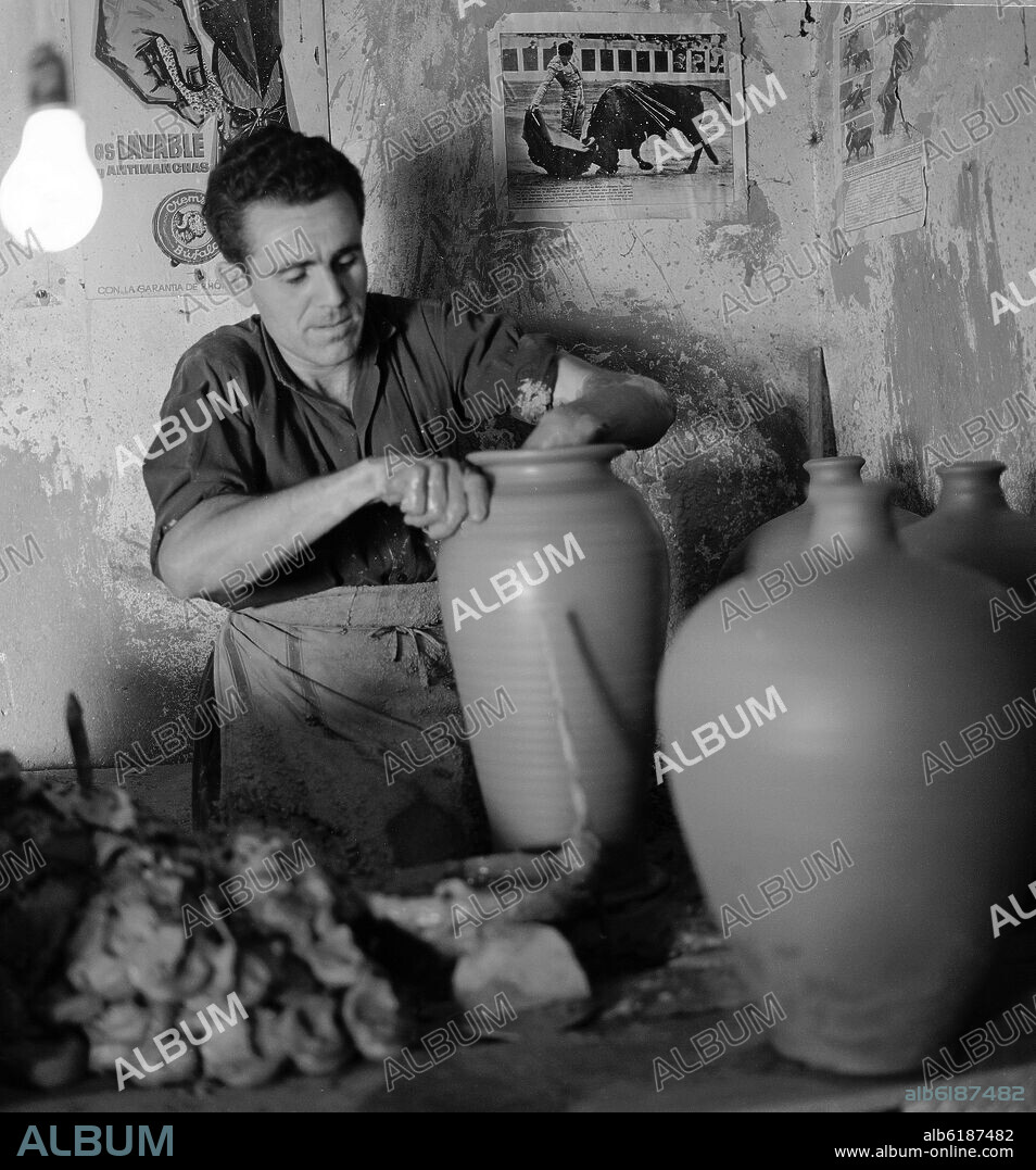 FRANCISCO BLANCO GUERRA EN EL TORNO, FOTOGRAFIA EN BLANCO Y NEGRO - AÑOS 60.