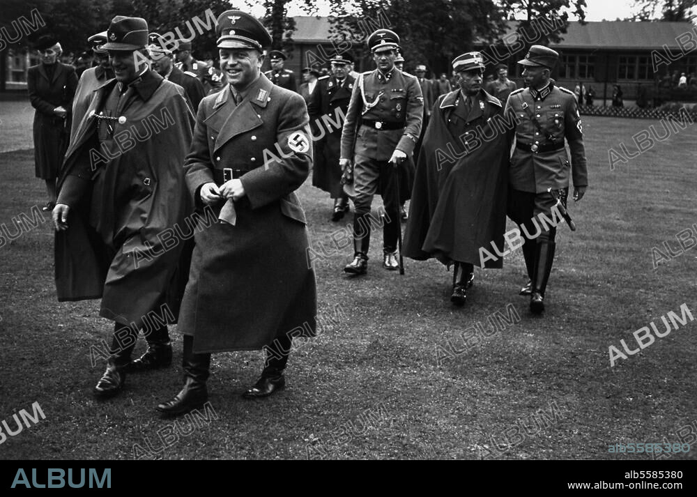Hierl, Konstantin politician (NSDAP); Parsberg (Bavaria). 24.2.1875 - Heidelberg 23.9.1955. - Opening of the "Arbeitsmaiden" exhibition of the RAD (Reich Labour Service). on Reichssportfeld in Berlin by Reich Labour Leader Konstantin Hierl (left) & Reich Sports Leader Hans von Tschammer und Osten (2nd fr. r.). Photo, 1940.