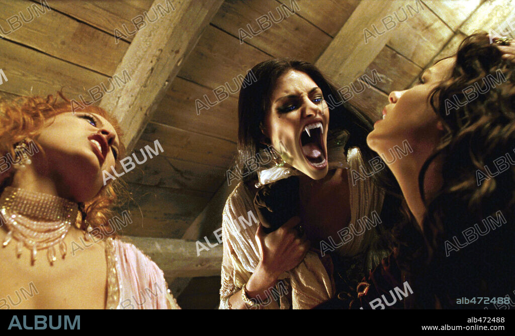 ELENA ANAYA, KATE BECKINSALE y SILVIA COLLOCA en VAN HELSING, 2004, dirigida por STEPHEN SOMMERS. Copyright UNIVERSAL / ILM.