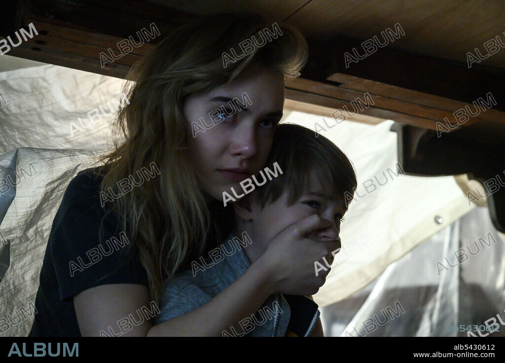 EMILIA JONES and JACKSON ROBERT SCOTT in LOCKE & KEY, 2020, directed by MARK TONDERAI, MICHAEL MORRIS and VINCENZO NATALI. Copyright IDW Entertainment.