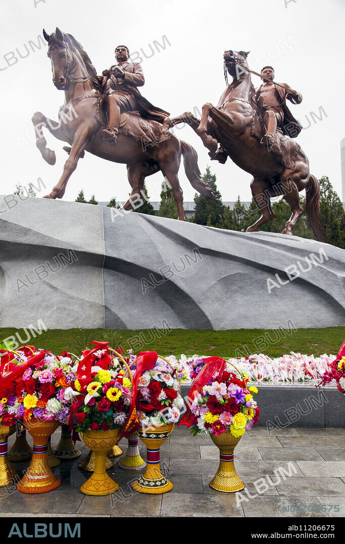 Statues of the Great Leaders Kim Il Sung and Kim Jong Il, Pyongyang, Democratic People's Republic of Korea (DPRK), North Korea, Asia.