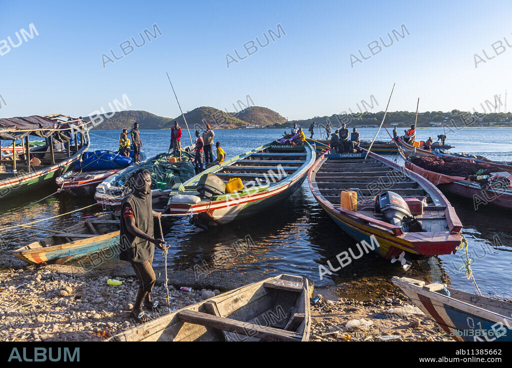 Fishermen bringing their morning catch to the market, Mpulungu, Lake Tanganyika, Zambia, Africa.