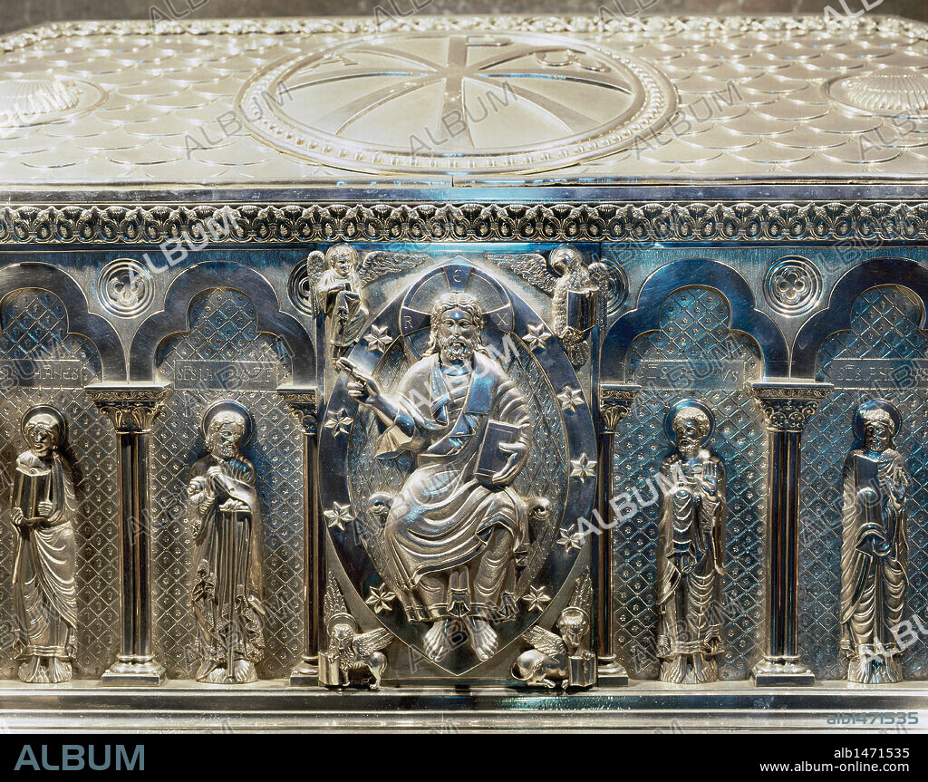 PANTOCRATOR RODEADO DE LOS EVANGELISTAS. Detalle del RELIEVE DEL ARCA DE PLATA que, según la tradición, contiene los restos del APOSTOL SANTIAGO junto a los de San Teodoro y San Atanasio. Fue realizada en el S. XIX por orfebres compostelanos y se encuentra en la CRIPTA, bajo el Altar Mayor, de la CATEDRAL DE SANTIAGO DE COMPOSTELA. Provincia de A Coruña. Galicia. España.