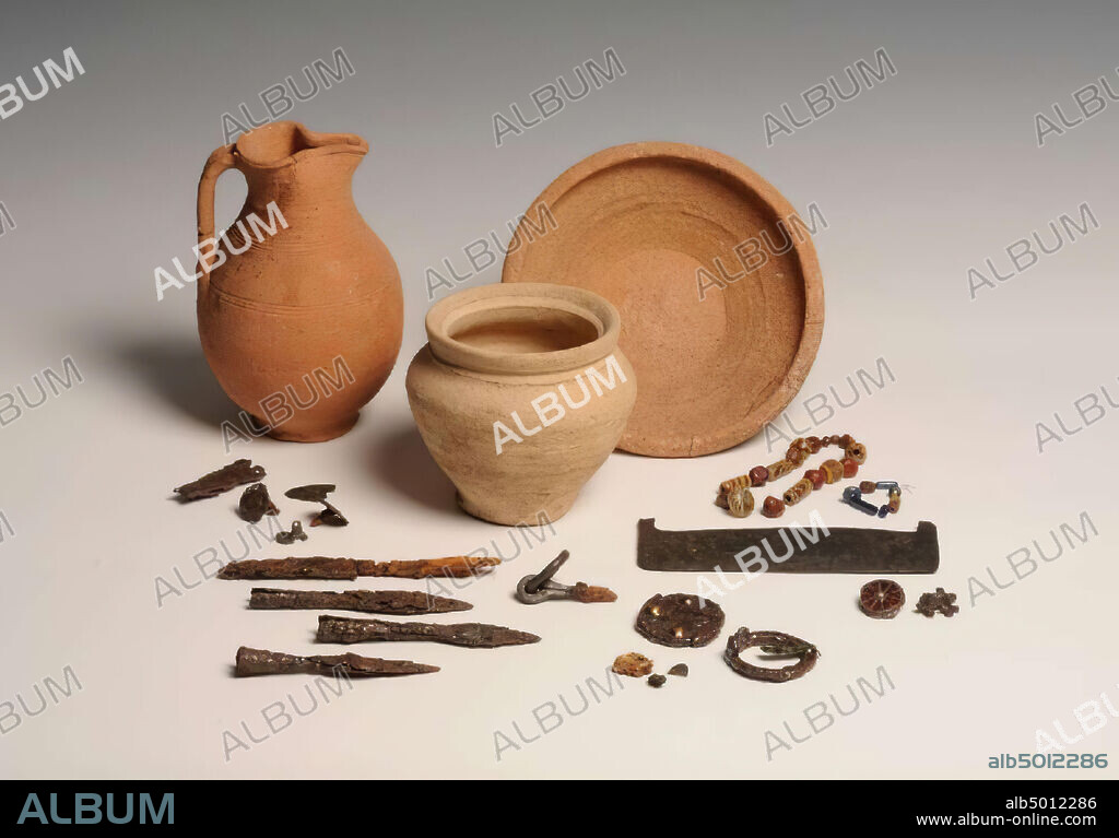 a: flat head Dia: 2.2 H: 1.6 b: bland head Dia: 2.3 H: 1.8, batter, rivets, (2x), metal, iron, organic, wood, height: 1.5 cm, vmeb 525-600, the Netherlands, Utrecht, Rhenen, Rhenen, grave 712.