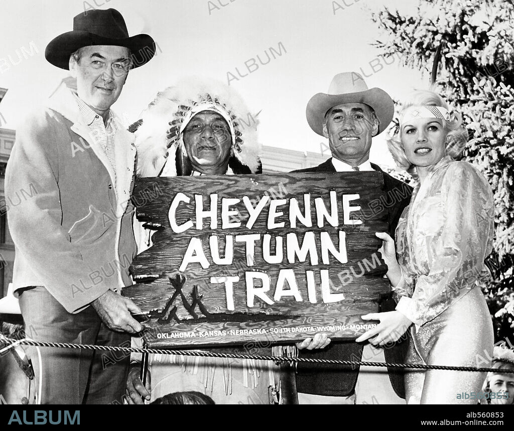CARROLL BAKER y JAMES STEWART en EL GRAN COMBATE, 1964 (CHEYENNE AUTUMN), dirigida por JOHN FORD. Copyright WARNER BROTHERS.