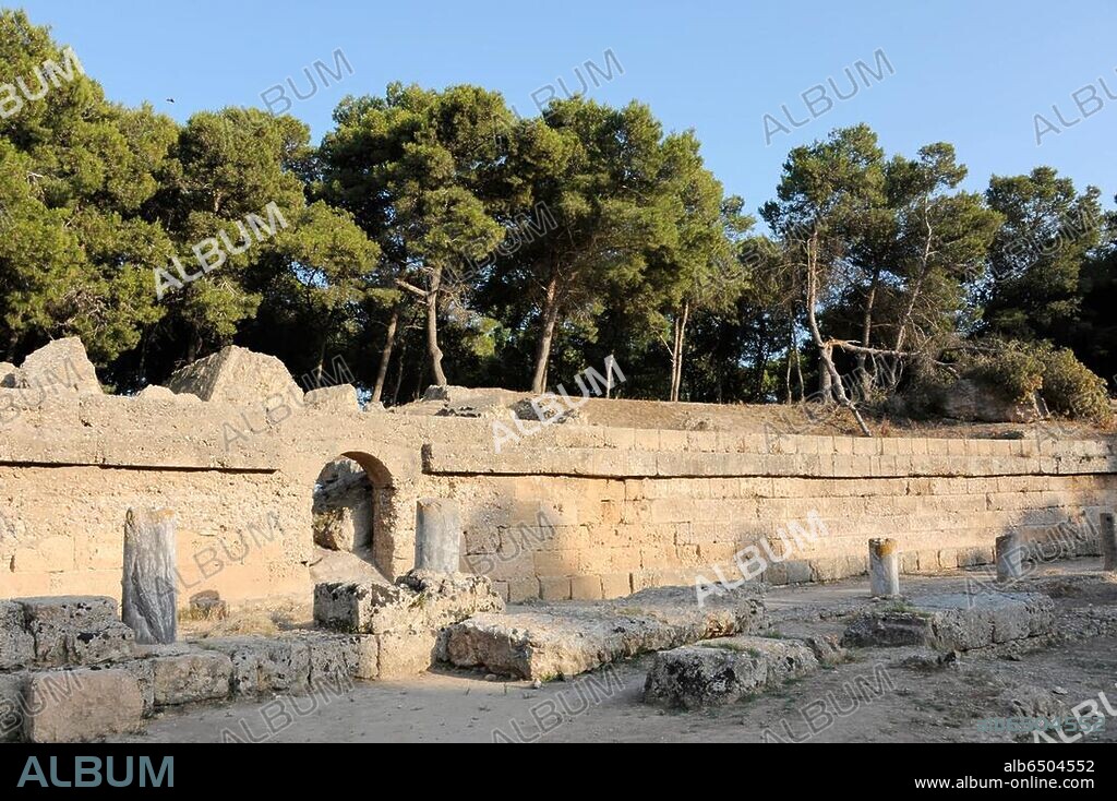 Karthago / Carthage (Tunesien), (antike Stadt, um 814/813 von Phönikern gegründet; 146 von den Römern zerstört; ab 29 v.Chr. römische Colonia; 698 von den Arabern erobert und zerstört; Ausgrabungsgelände seit 1979 UNESCO-Weltkulturerbe), Amphitheater ( römisch, 2. Jahrhundert; Fassungsvermögen 50 000 Zuschauer; Ma...