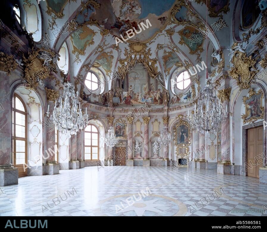 Würzburg (Unterfranken, Bayern), Fürstbischöfliche Residenz (1720 begonnen; Arch.: Balthasar Neumann u. a.), Kaisersaal (Ausstattung 1749-52; Stuck von Antonio Bossi, Fresken von Giovanni Battista Tiepolo). - Innenansicht nach Süden mit Fresko. "Hochzeit von Barbarossa mit Beatrix von Burgund". Foto.
