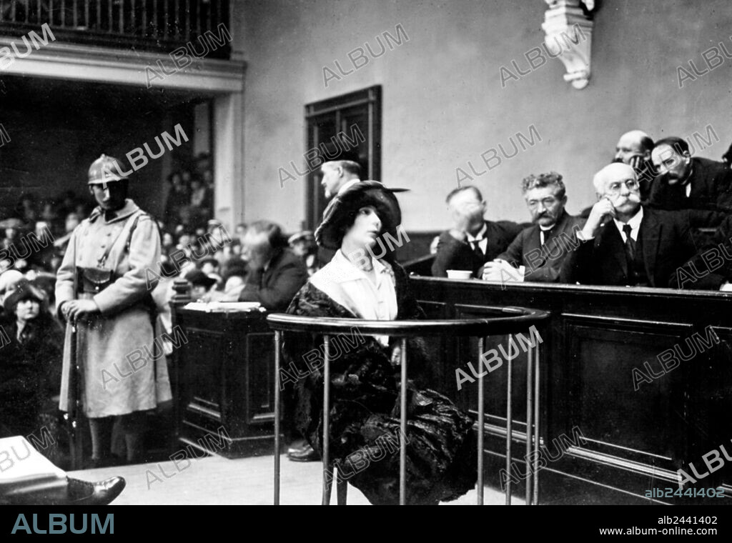 Landru trial : Fernande Segret, last mistress of Landru, witnesses on court in Versailles 1921.