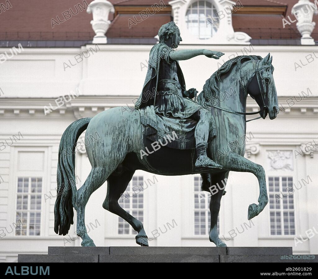 JOSE II (Viena, 1741-Viena, 1790). Emperador de Alemania (1765-1790) y corregente de los estados de los Habsburgo (1765-1780), hijo mayor de María Teresa y Francisco I. Asumió todos los poderes en Austria a la muerte de su madre (1780). Estatua ecuestre erigida en Josefsplatz (1807), obra de Franz Anton ZAUNER (1746-1822). Al fondo, el ALA REDOUTE. VIENA. Austria.