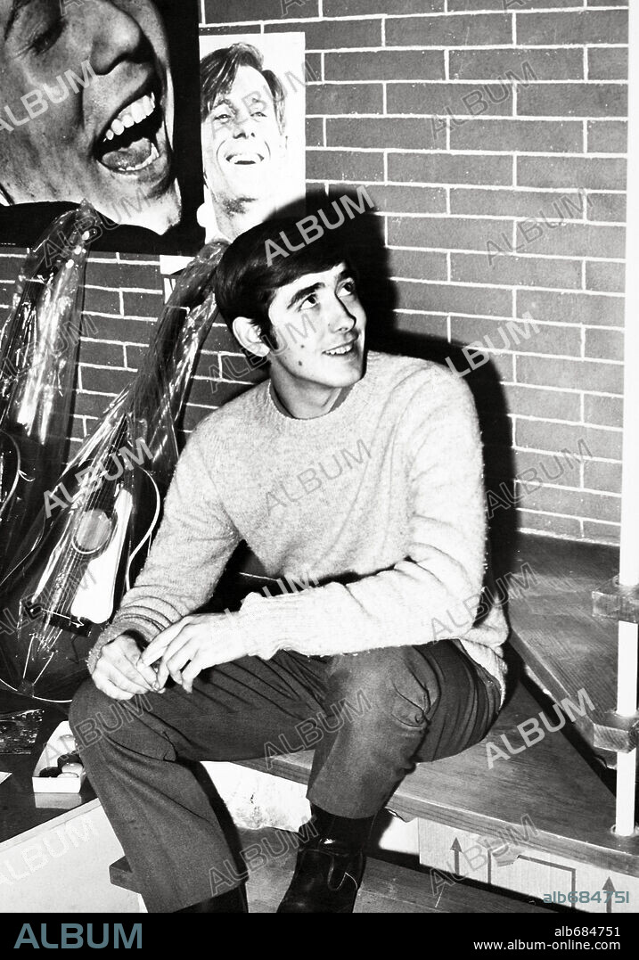 Joan Manuel Serrat en su piso de Poble Sec, Barcelona. 1962.