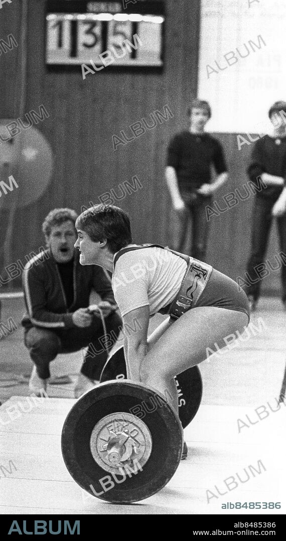 1980-03-22. Pia Grengman försöker få upp 135 kg från golvet vid SM i styrkelyft. Pia är av världsklass i styrkelyft och bodybuilding men kanske främst känd som pionjär inom svensk damhockey.. Foto: Olle Karud / EXP / TT / Kod: 30. **AFTONBLADET OUT**.