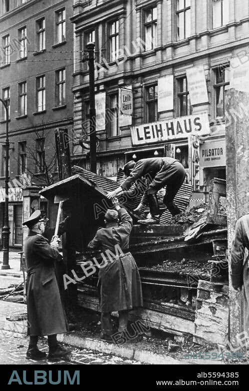 2. Weltkrieg / Schlacht um Berlin, April 1945. Volkssturm beim Bau von Panzersperren im Bezirk Mitte, in der Brunnenstraße. Foto, April 1945.
