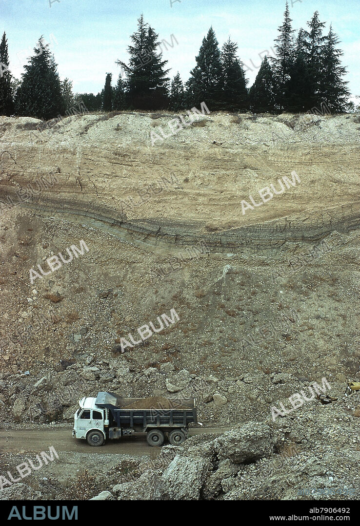 SECCION DEL TERRENO CON CAPA DE GREDA Y UN CAMION - FOTO AÑOS 80.