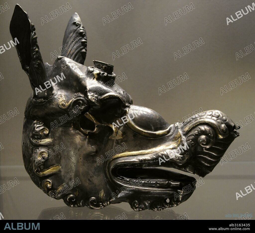 ARTE ORIENTAL. PROXIMO ORIENTE. IRAN. Dinastía Sasánida. Pináculo en forma de cabeza de un simurgh (animal fantástico de la mitología persa). Plata. Técnica: Cincelado y dorado. Irán (?). Siglos VI-VII. Museo del Hermitage (The State Hermitage Museum). San Petersburgo. Rusia.