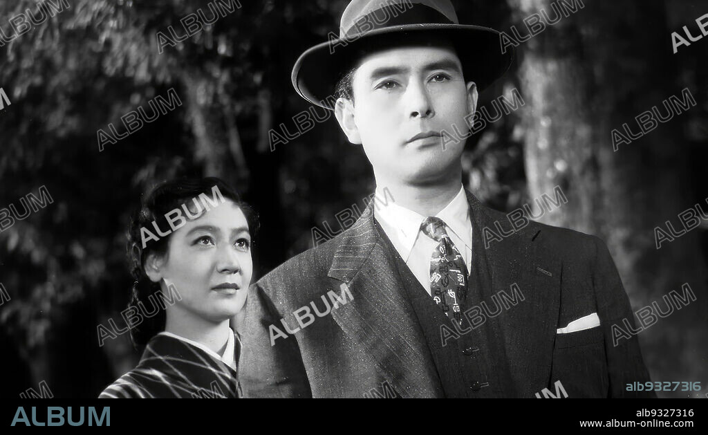 KEN UEHARA and SETSUKO HARA in SOUND OF THE MOUNTAIN, 1954 (YAMA NO OTO), directed by MIKIO NARUSE. Copyright TOHO COMPANY.