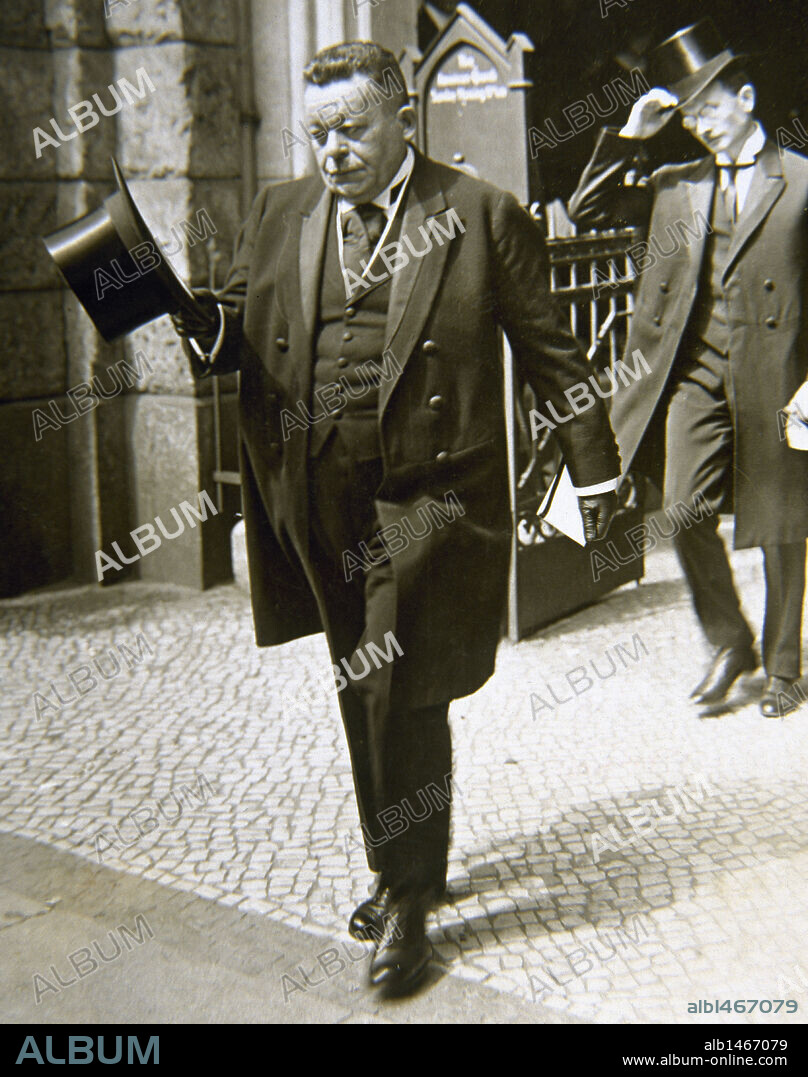 EBERT, Friedrich (Heidelberg, 1871-Berlín, 1925). Político alemán. Nombrado presidente del partido socialdemócrata en 1913. Después de las elecciones de 1919, fue elegido presidente provisional del Reichstag por la Asamblea nacional constituyente de Weimar. Reproducción de fotografía.