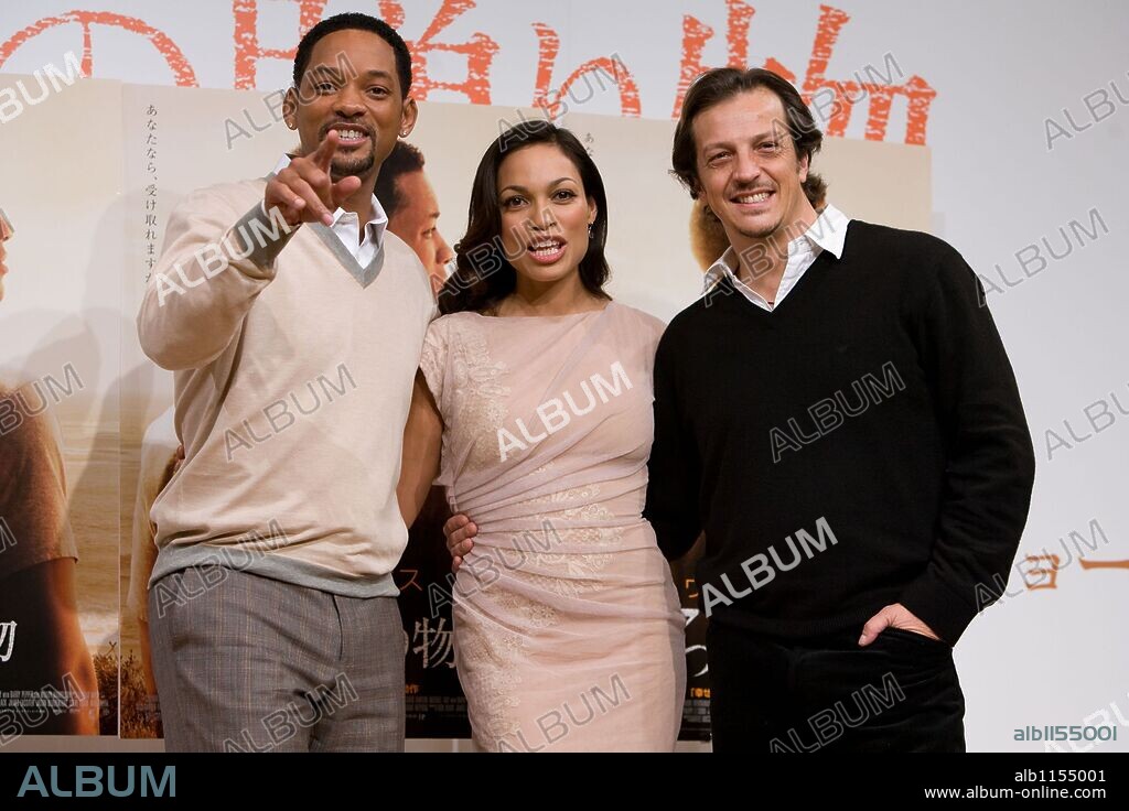 Feb 09, 2009 - Tokyo, Japan - Actors WILL SMITH (L) and ROSARIO DAWSON (M), and director GABRIELE MUCCINO (R) pose for photographers during the 'Seven Pounds' at a press conference in Tokyo. The movie will hit theaters in Japan on Feb. 21. 09/02/2009