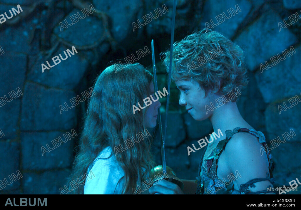 JEREMY SUMPTER and RACHEL HURD-WOOD in PETER PAN, 2003, directed by P. J. HOGAN. Copyright UNIVERSAL STUDIOS / BOLAND, JASIN.