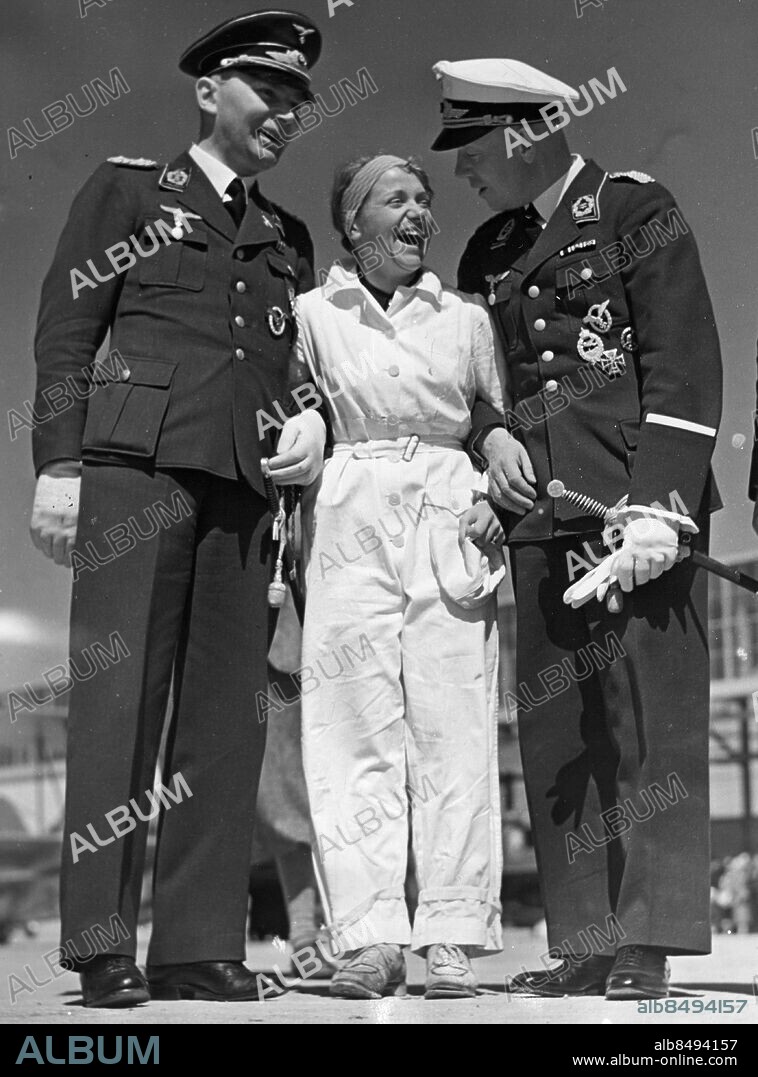 Stockholm 1936-05-01. Gästerna Schwartz, Hanna Reitsch och Ploch på ILIS- utställningen, Internationella luftfartsutställningen. Foto: SvD / TT / kod 12014.