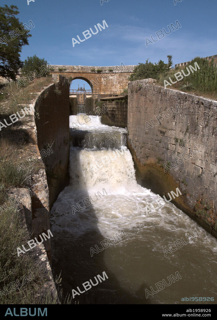 CANAL DE CASTILLA. Perteneciente a la cuenca del río Duero, toma sus aguas del río Pisuerga, a la altura de Alar del Rey. RIBAS DE CAMPO. Provincia de Palencia. Castilla-León. España.