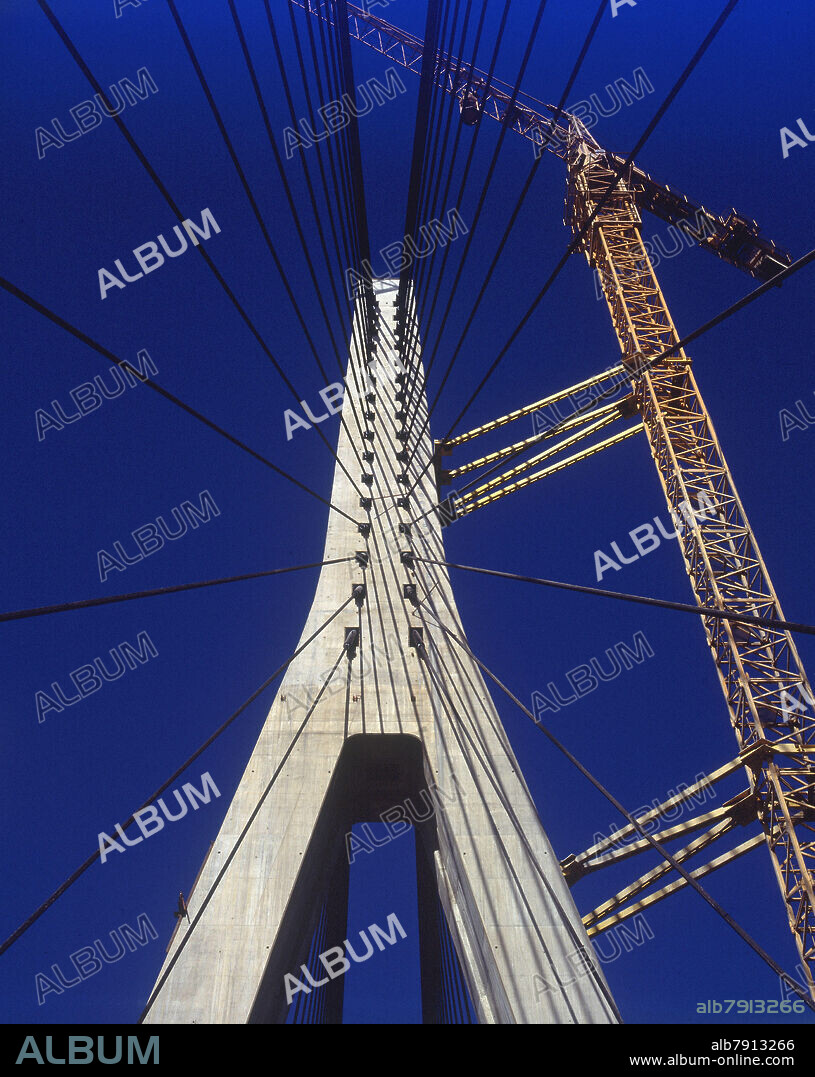 JOSE LUIS CANCIO MARTINS-ARQUITECTO PORTUGUES. OBRAS EN EL PUENTE INTERNACIONAL DEL GUADIANA CONSTRUIDO EN 1991 SOBRE EL RIO GUADIANA - FOTO AÑOS 90.