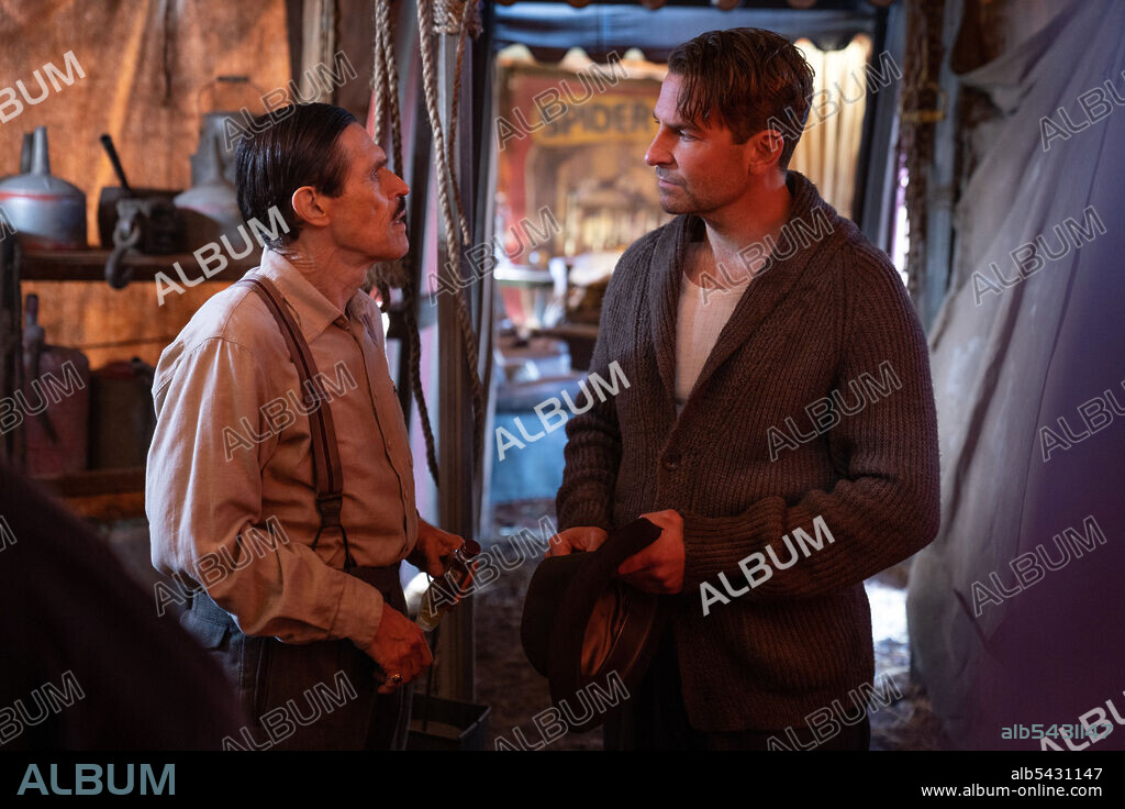 BRADLEY COOPER and WILLEM DAFOE in NIGHTMARE ALLEY, 2021, directed by GUILLERMO DEL TORO. Copyright Fox Searchlight Pictures/Double Dare You (DDY).