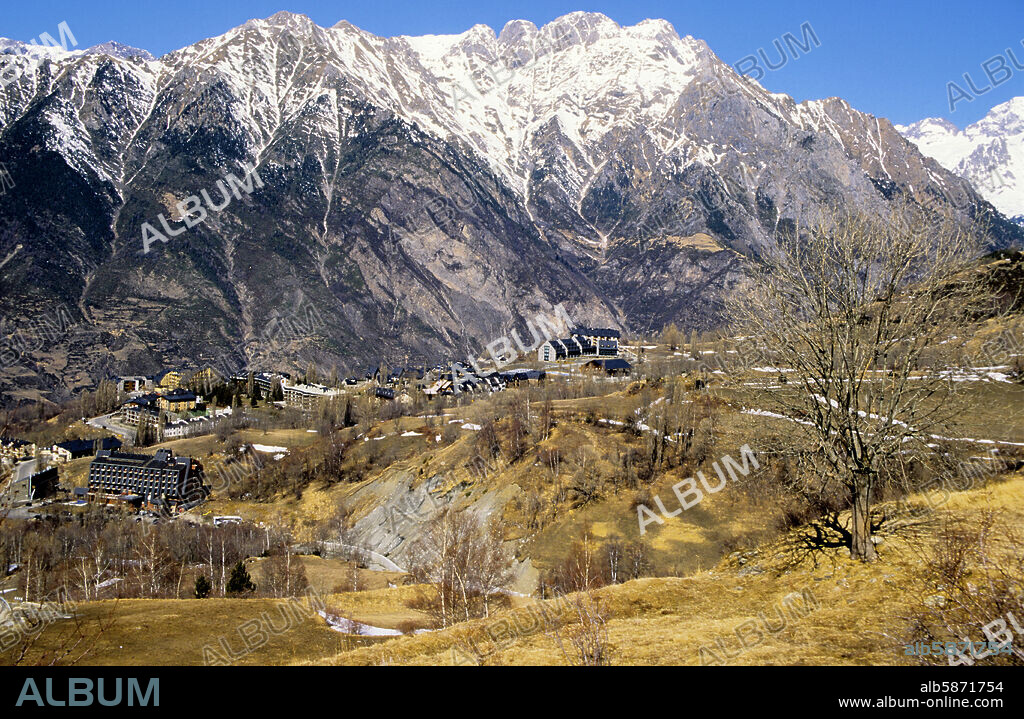 vista de Cerler, el pueblo + alto del Pirineo aragonés (Valle de Benasque / Alto Esera).